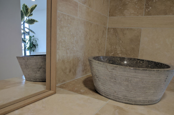 Kamar Mandi dengan Batu Alam